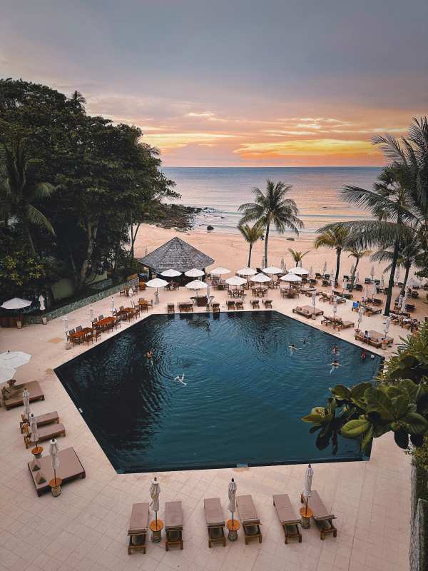 泰国普吉岛海边泳池日落美景