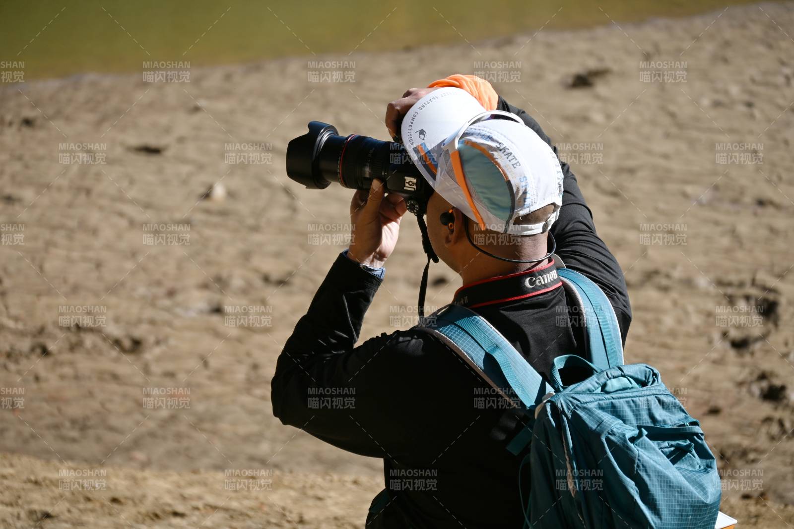 沙漠中的摄影者
