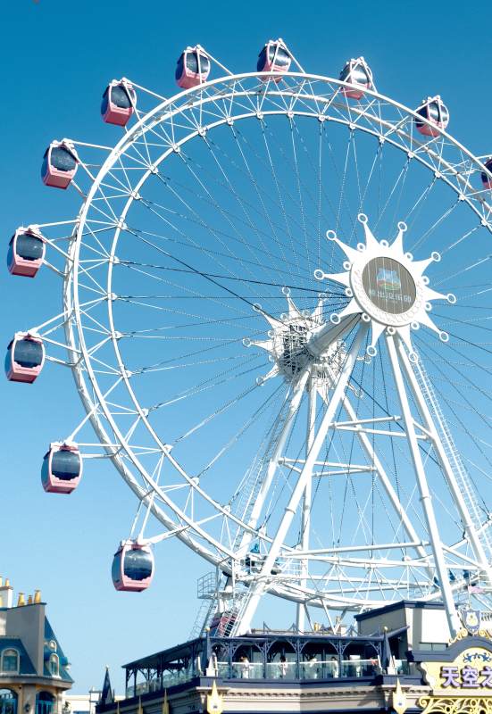 摩天轮蓝天映衬