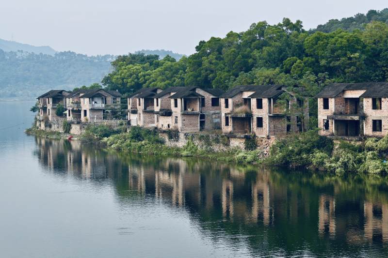 寒山水边老屋倒影