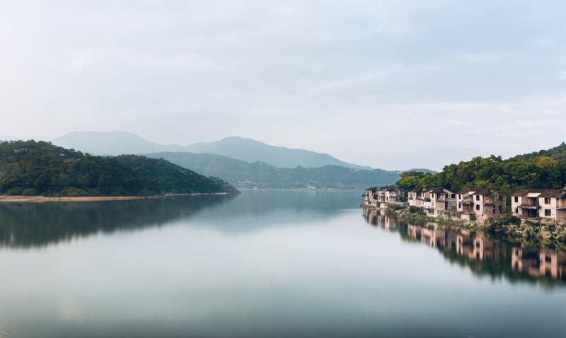 湖光山色静谧美的寒山水库