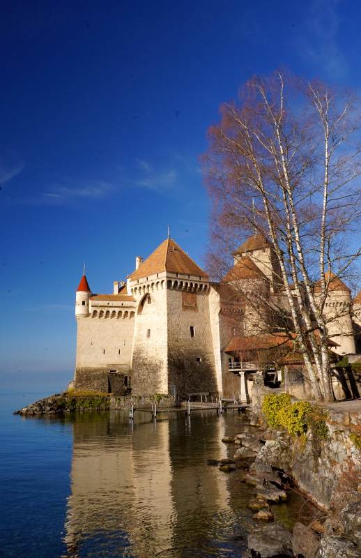 日内瓦湖畔西庸城堡倒影