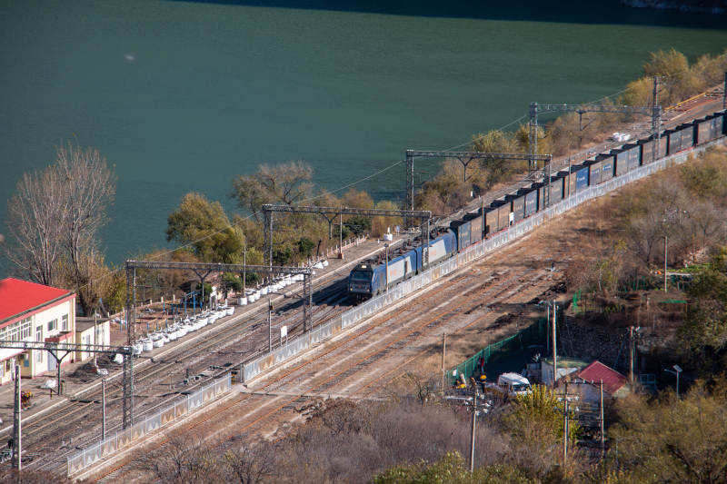 落坡岭站湖畔铁路运输线