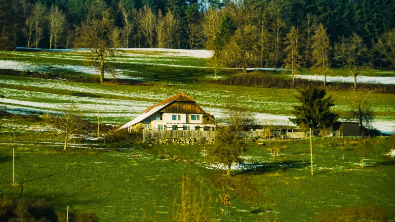 阿尔卑斯山区冬日田园小屋