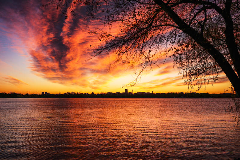 颐和园昆明湖晚霞映天际