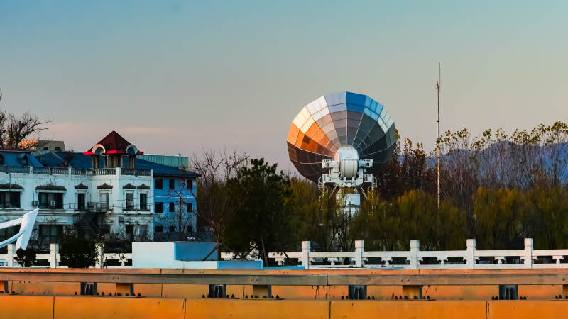 晨光下的微波天线