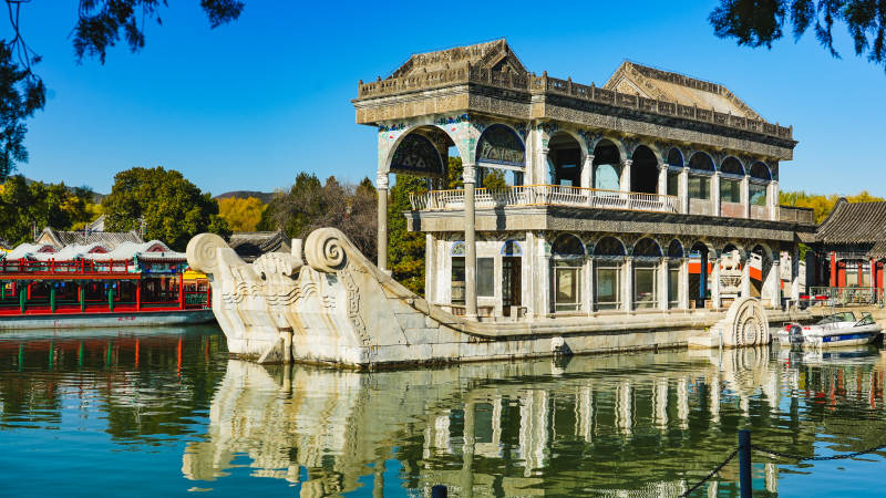 颐和园石舫静泊湖中