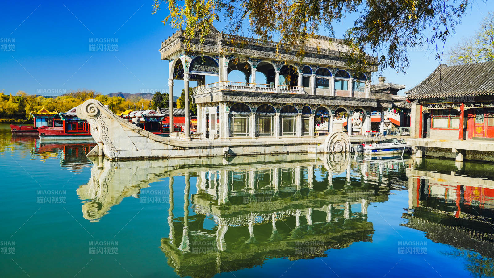 颐和园石坊湖畔古亭倒影