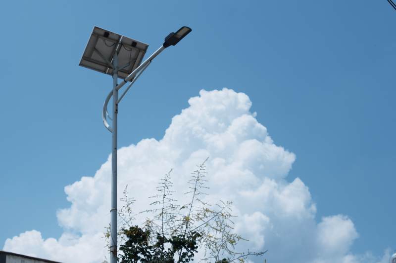 太阳能路灯与白云