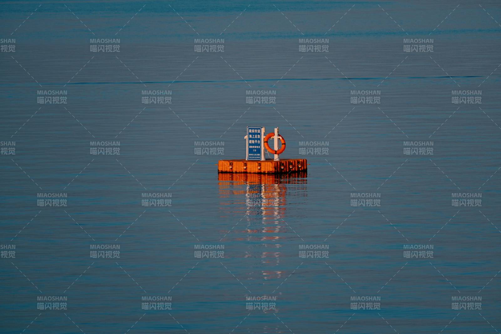 湖中浮標的靜謐景色