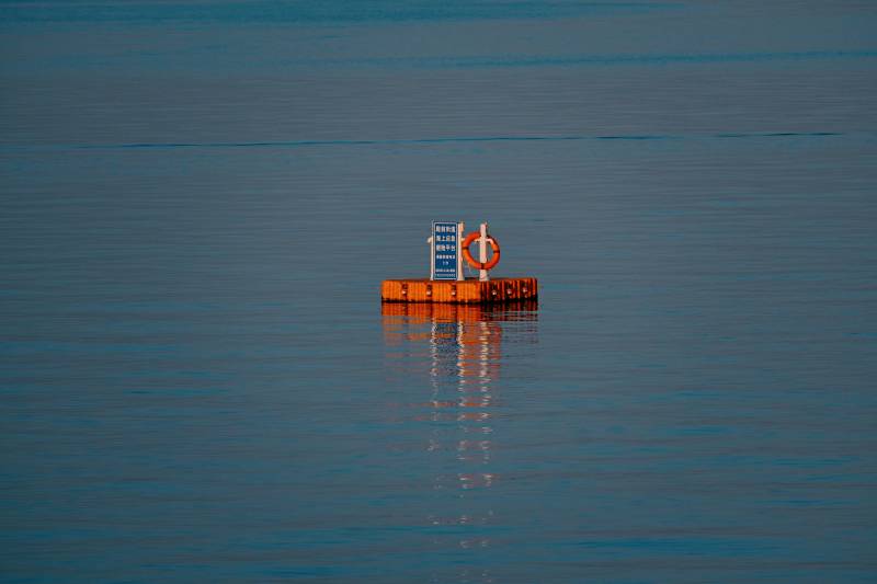 湖中浮标的静谧景色