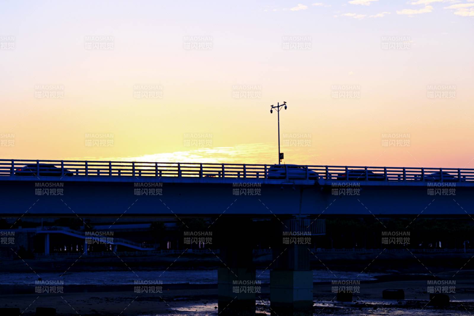 橋上日落美景