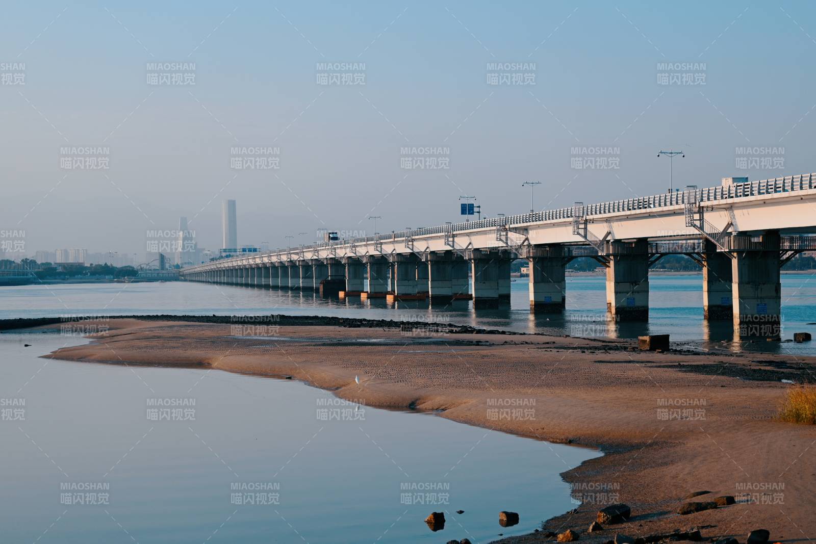 長(zhǎng)橋橫跨江面