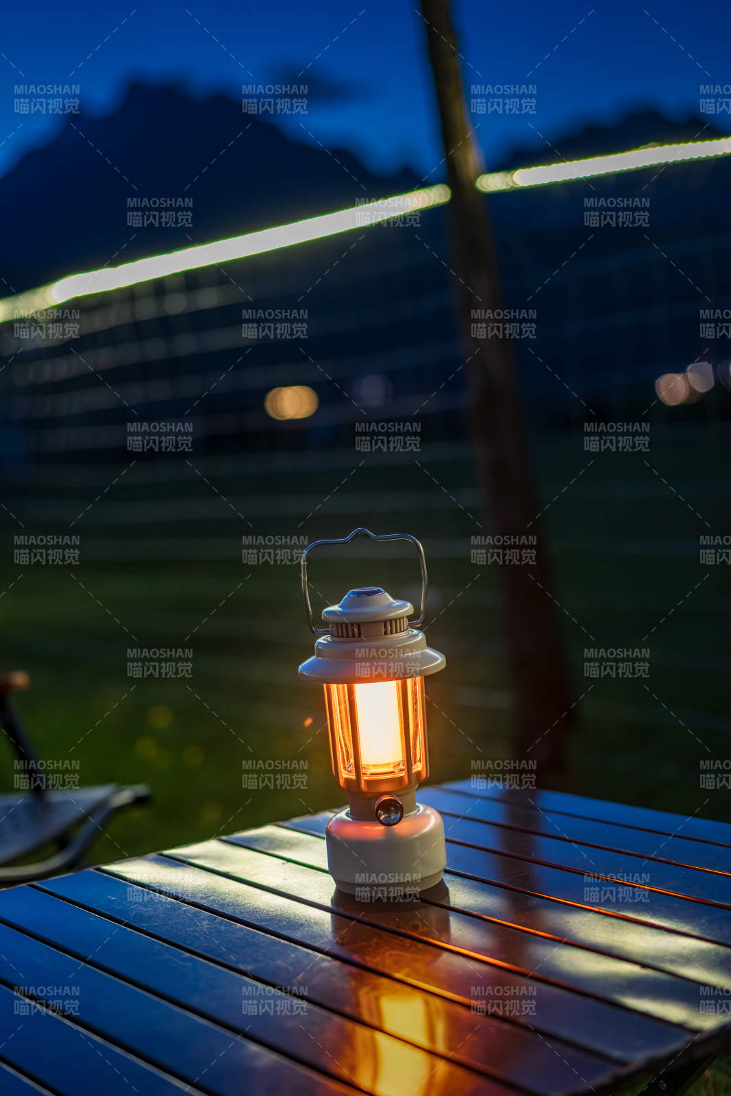 夜灯静照庭院