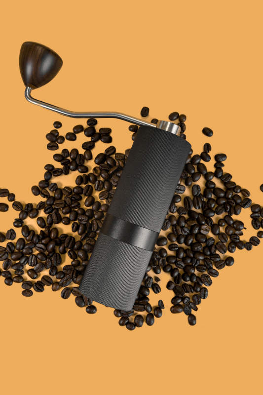 手摇磨豆机与咖啡豆