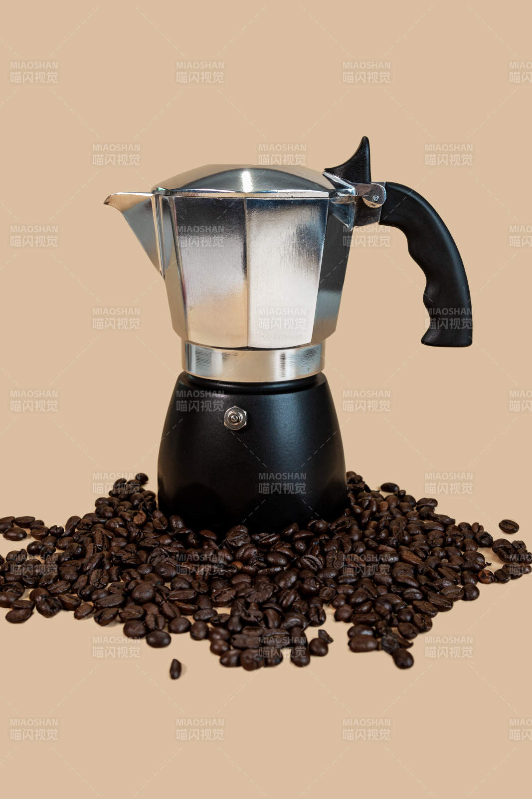 摩卡壶与咖啡豆