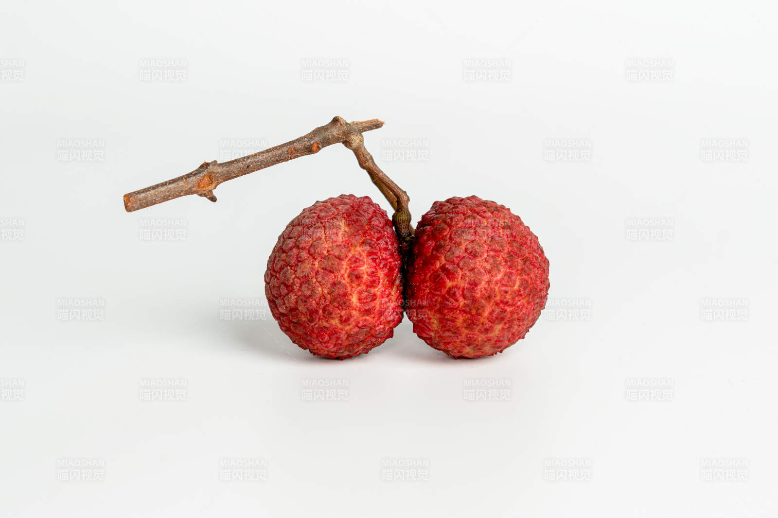 两颗荔枝枝头挂