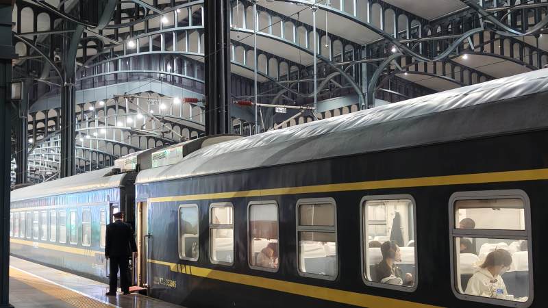 火车站内列车停靠