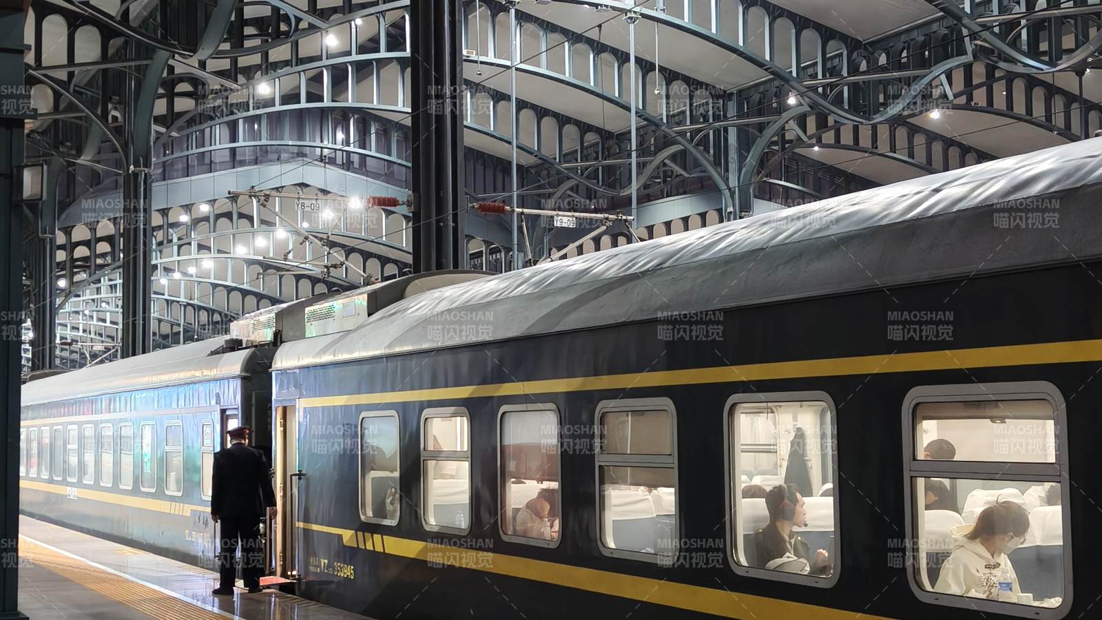 火车站内列车停靠