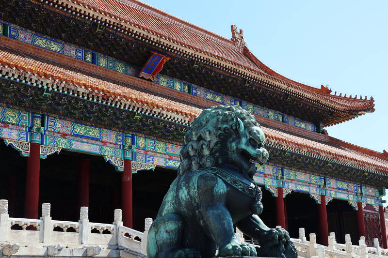 故宫铜狮守殿前