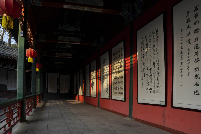 夕阳下的白云观古廊书法展