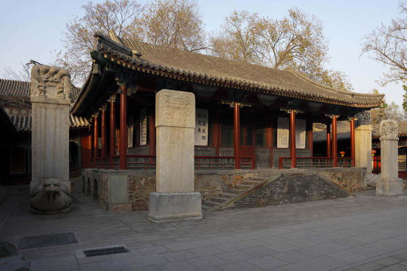 白云观古建筑庭院静谧