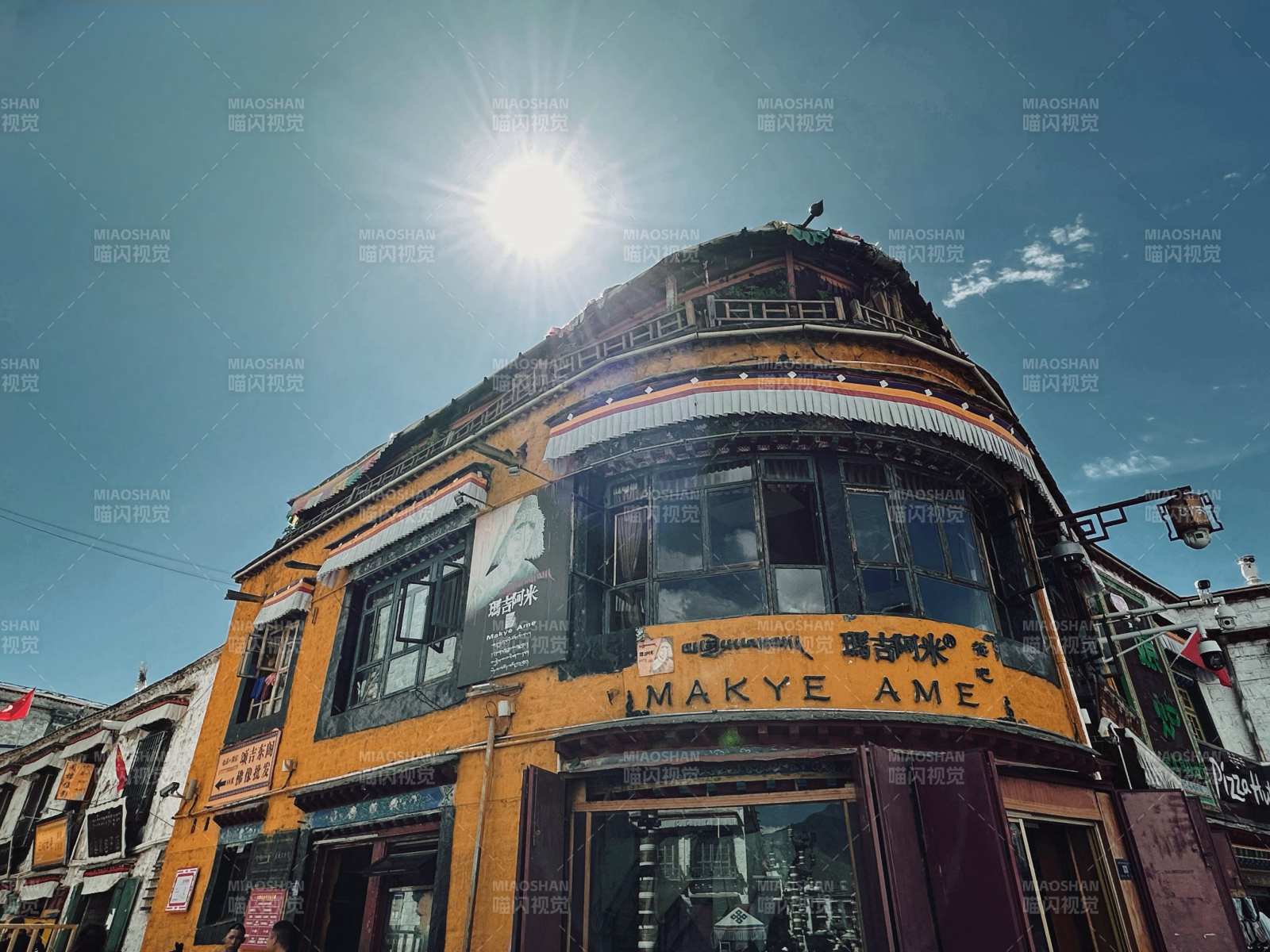 拉萨 阳光下的老街风情