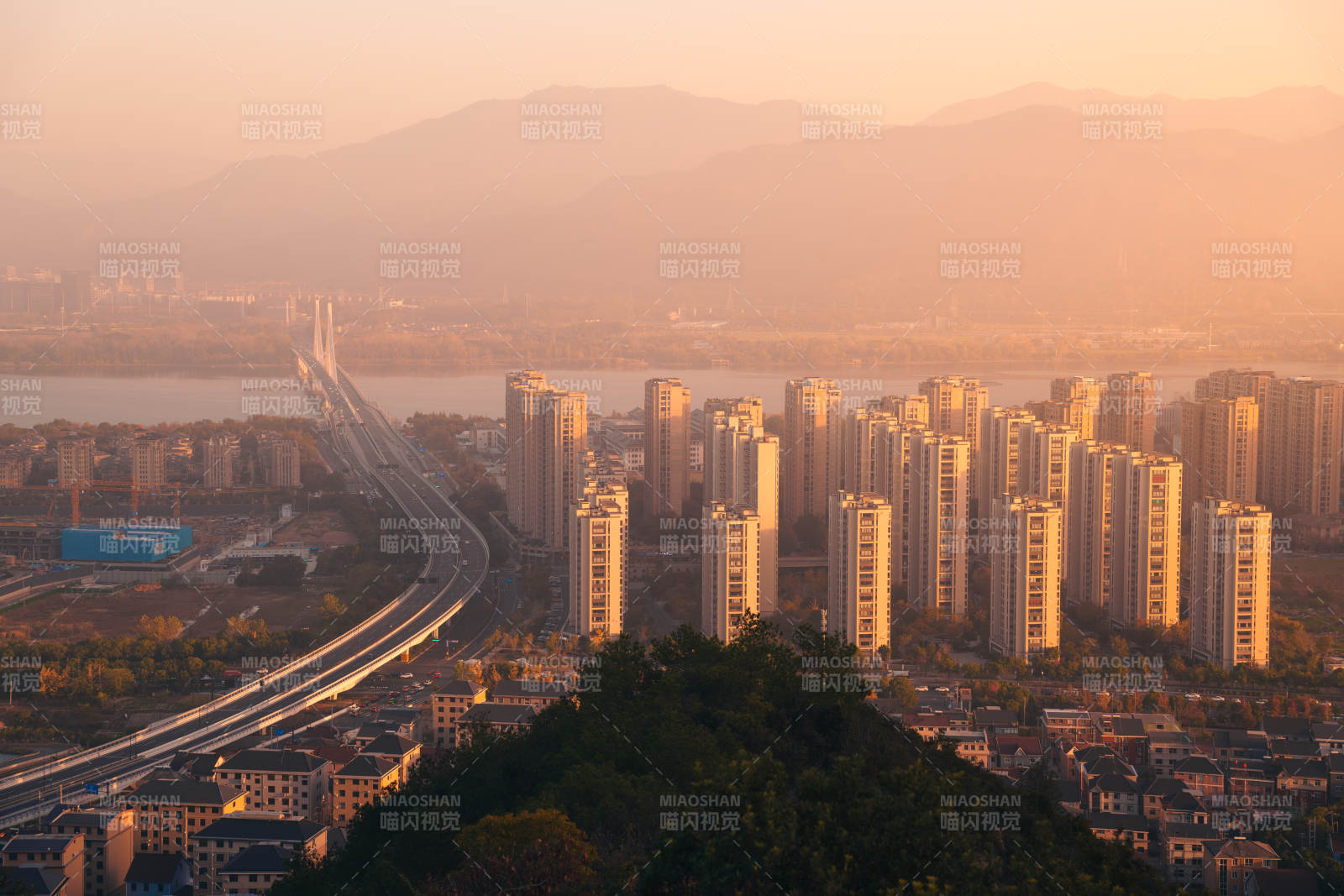 杭州富陽城市晨曦 高樓林立