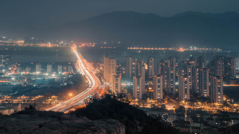 杭州富阳夜幕下的城市灯火