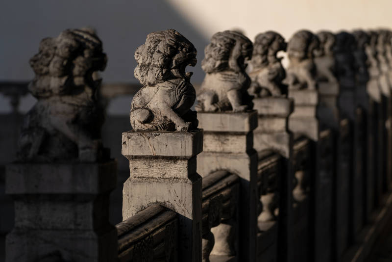 寺庙 石狮列阵 古韵悠长