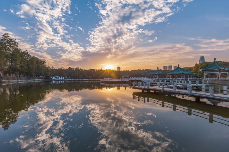 东湖畔夕阳映彩云