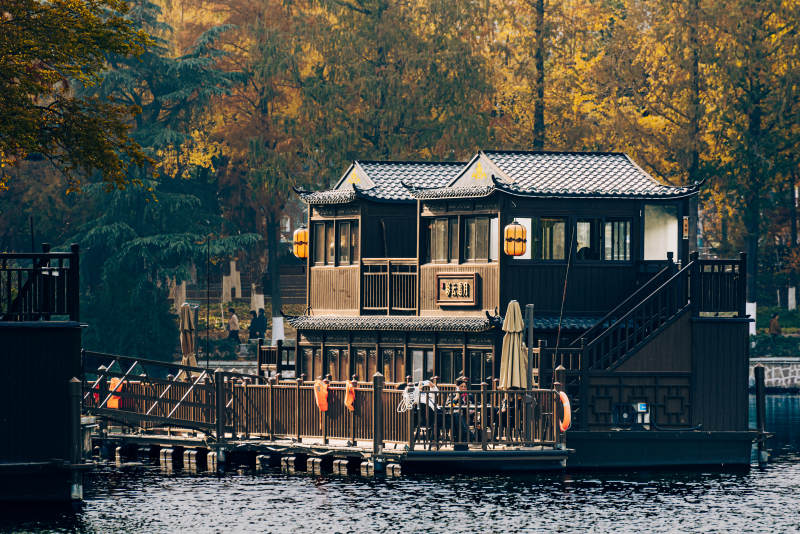 湖畔古屋秋景船屋