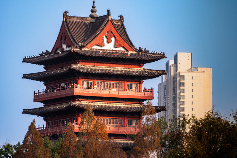 古塔映现代楼群清风楼