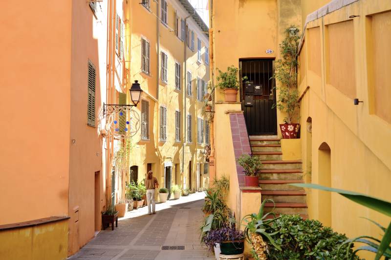 阳光下的欧洲小镇街道