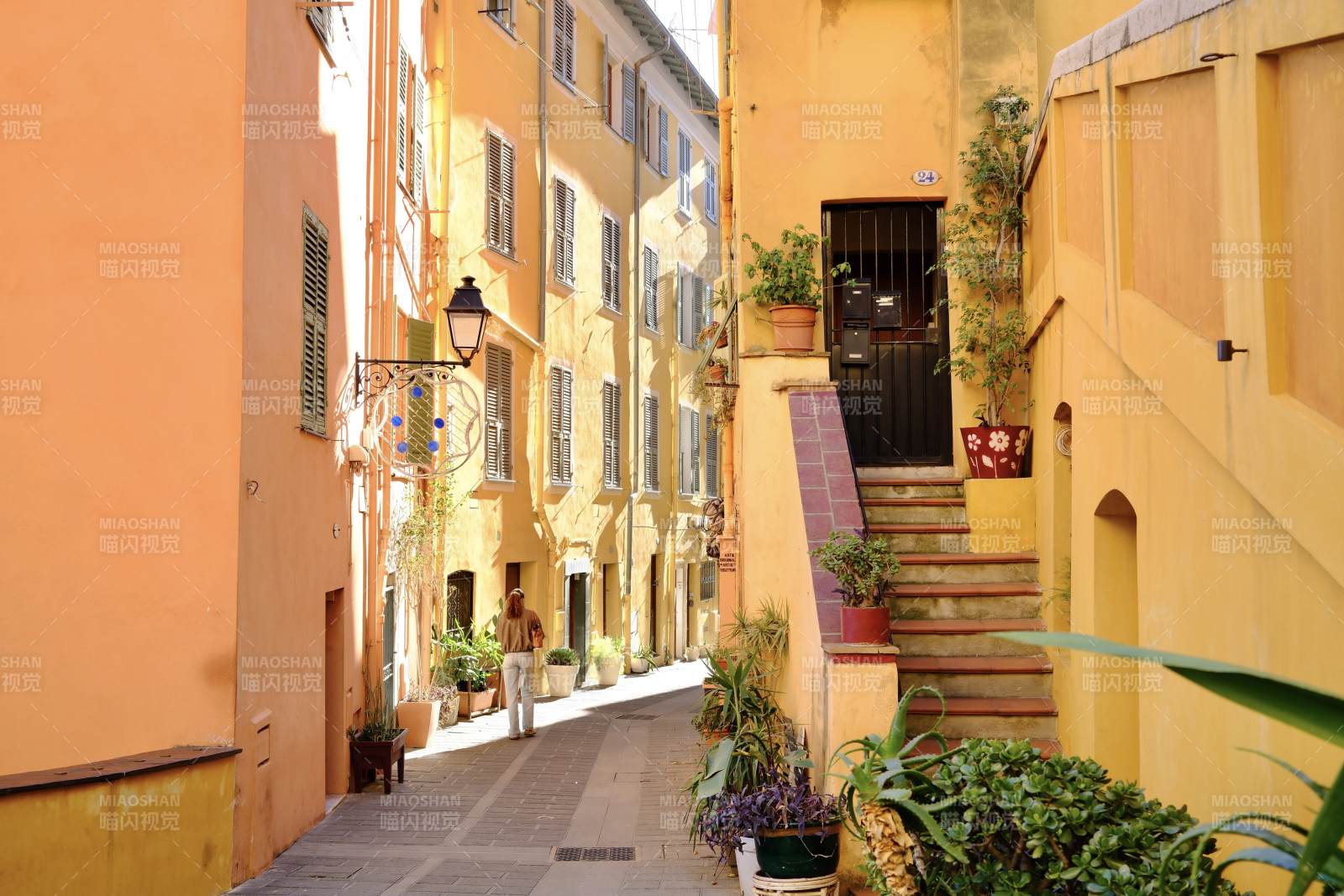 阳光下的欧洲小镇街道