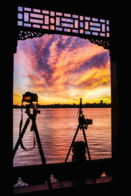 頤和園豳風橋窗框夕陽映湖景