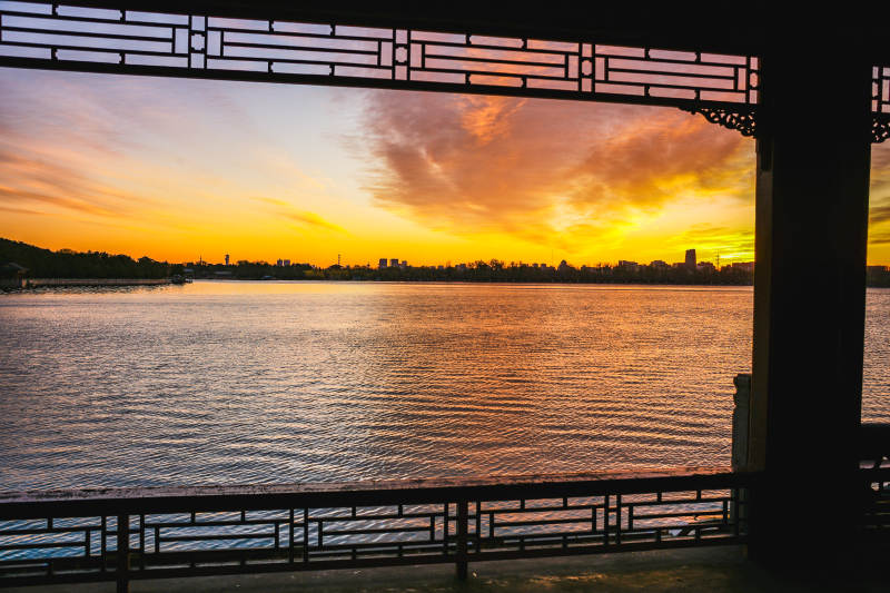 颐和园昆明湖畔夕阳美景