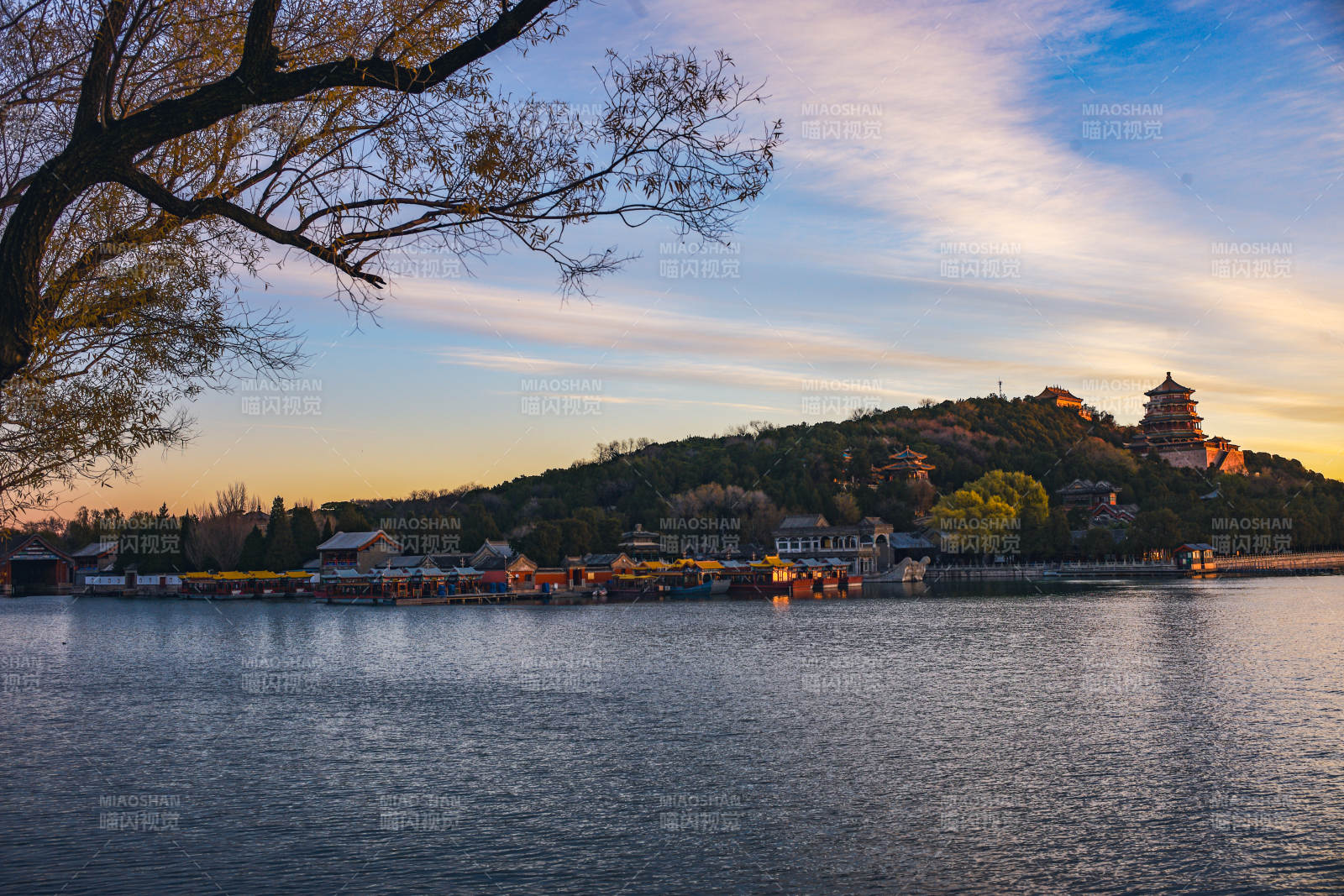 颐和园湖光山色映古塔