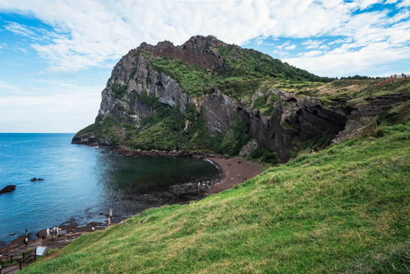韩国济州岛城山日出峰悬崖风光
