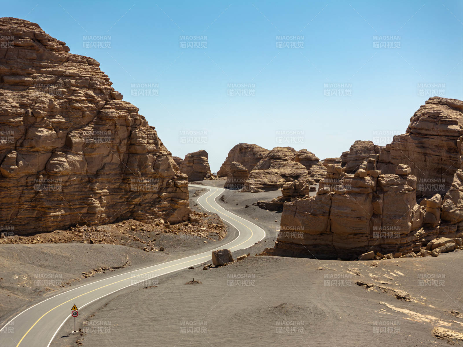 沙漠公路穿巖而行