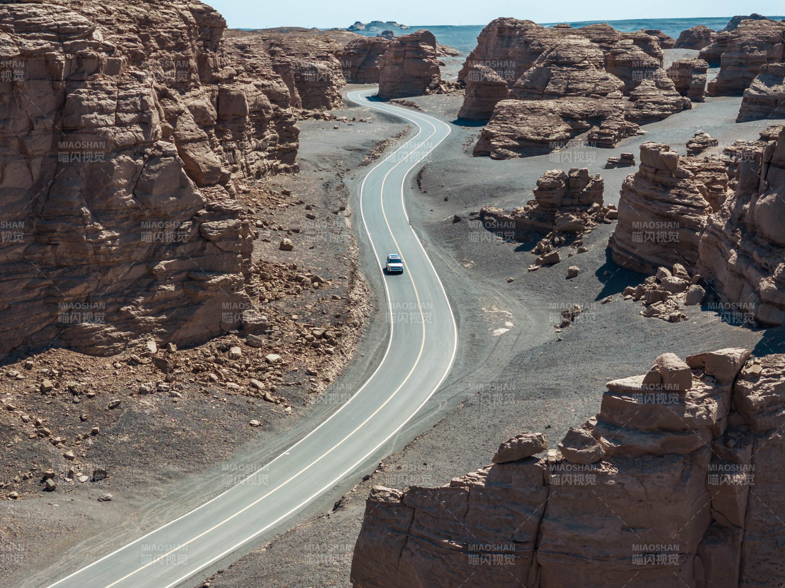沙漠公路蜿蜒前行