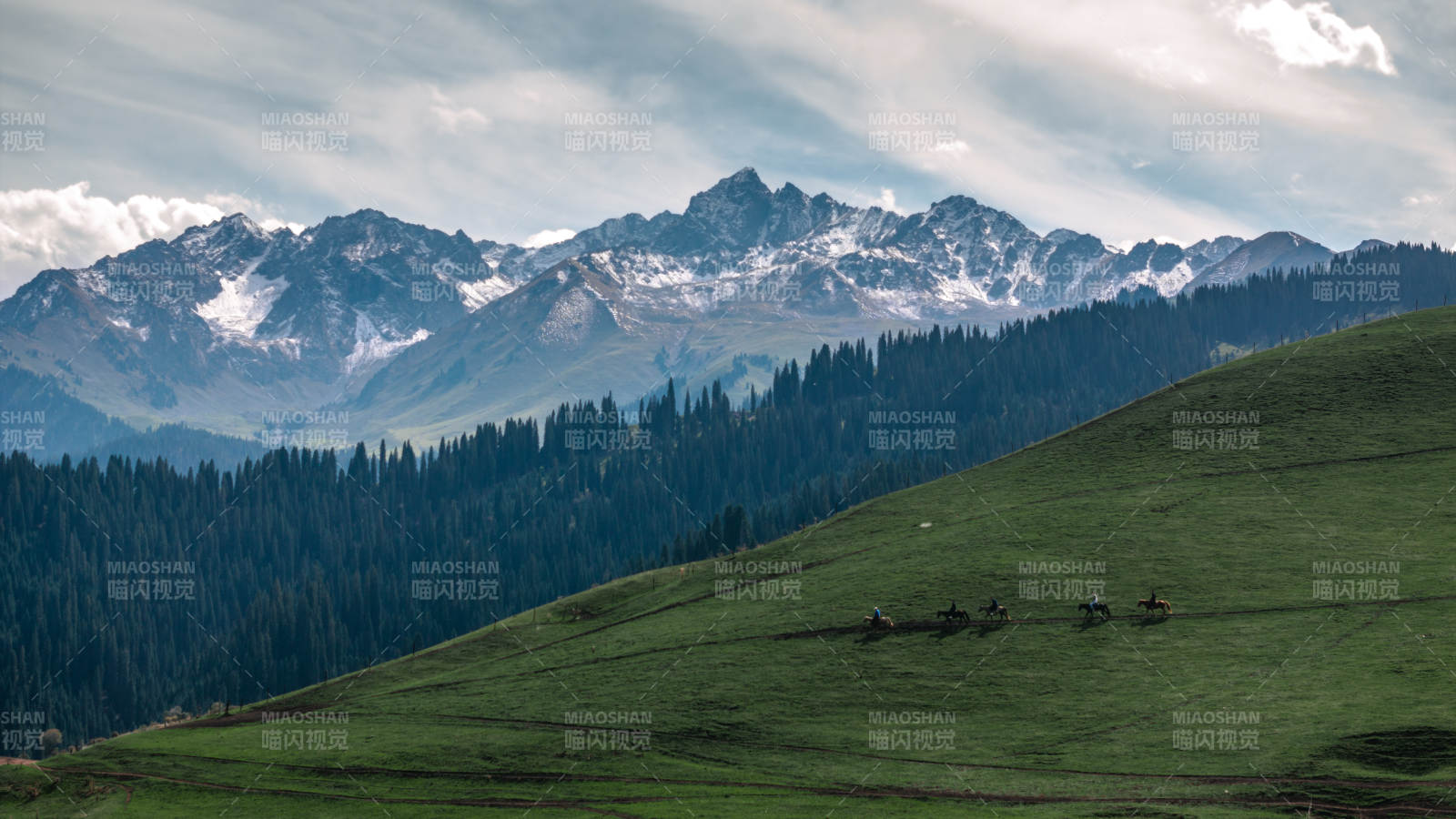 雪山草原骑马图