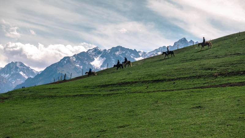 雪山草原骑马图