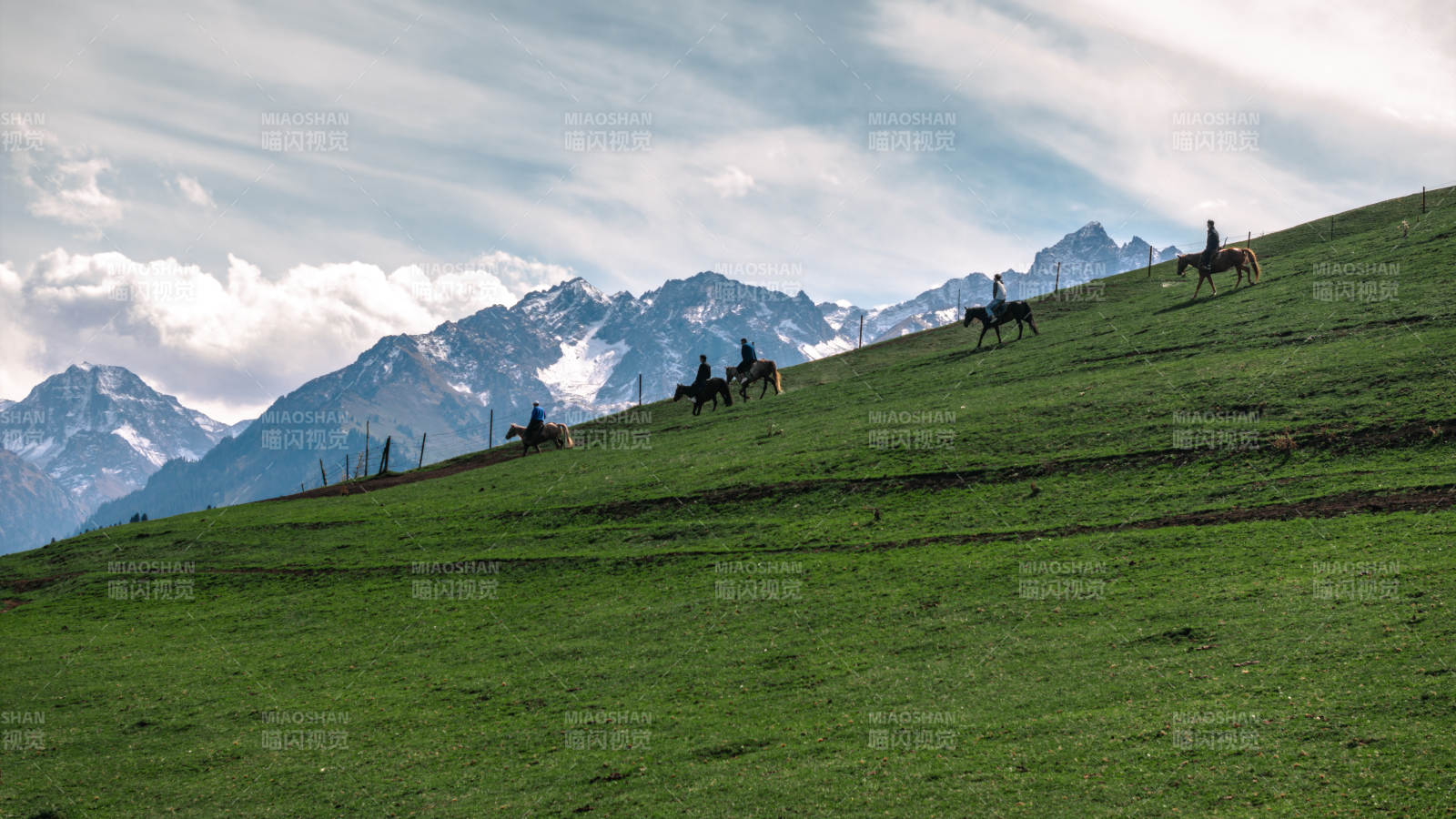 雪山草原騎馬圖