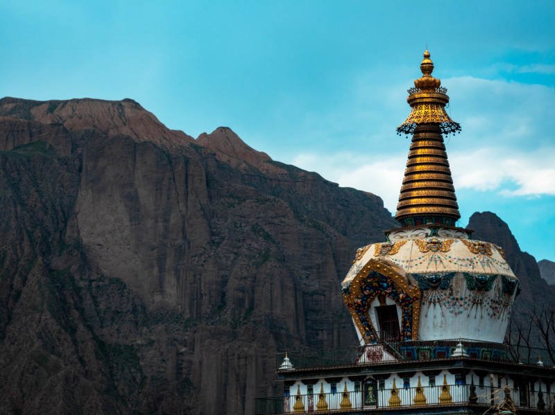 雪山佛塔静谧景