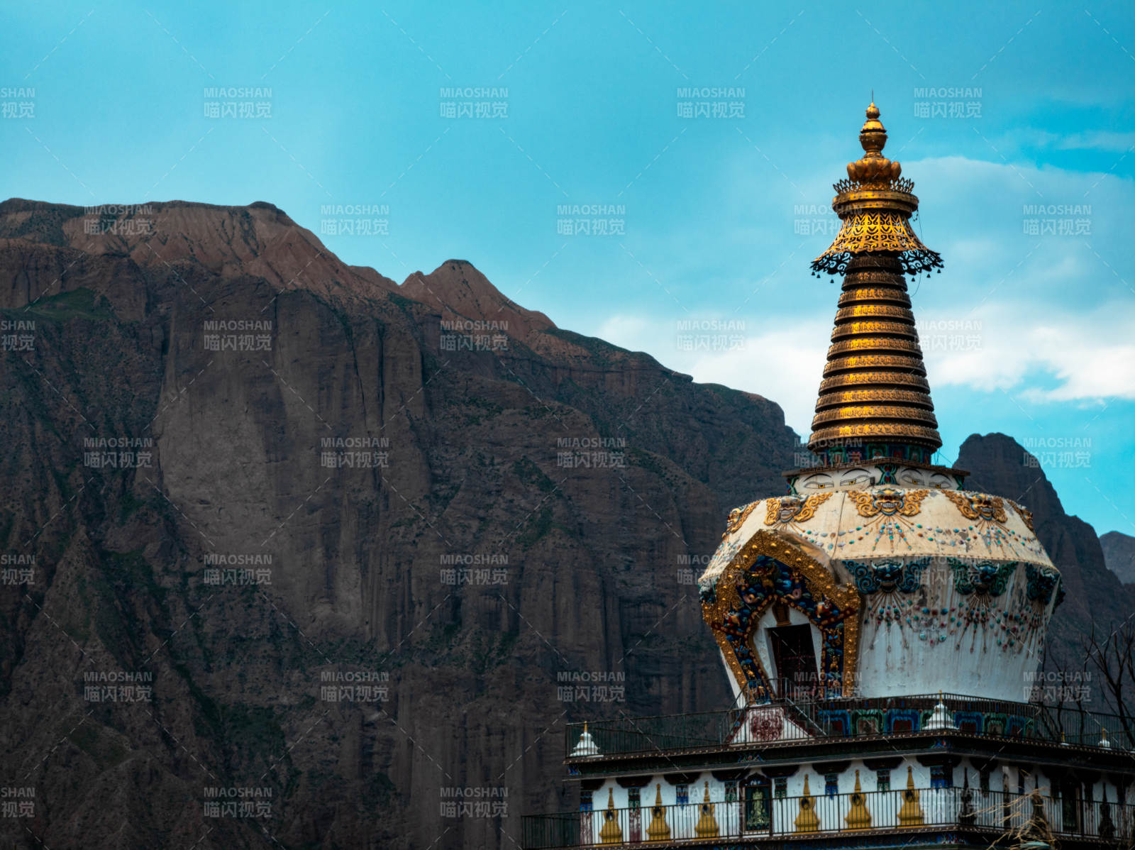 雪山佛塔静谧景