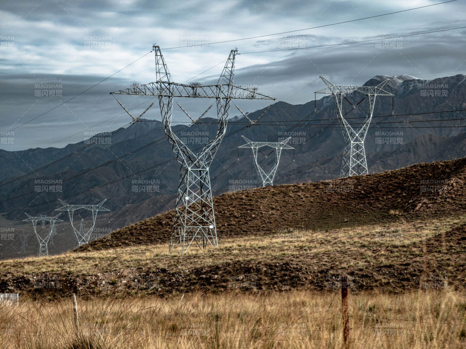 高压电塔群山间