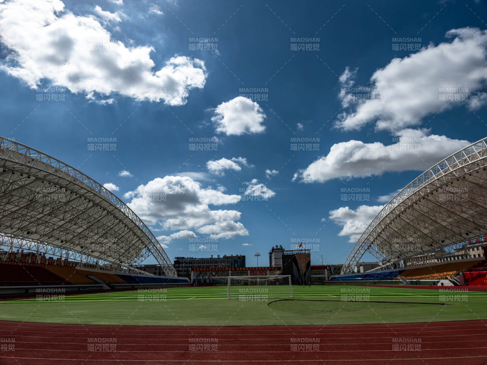 空旷体育场蓝天白云