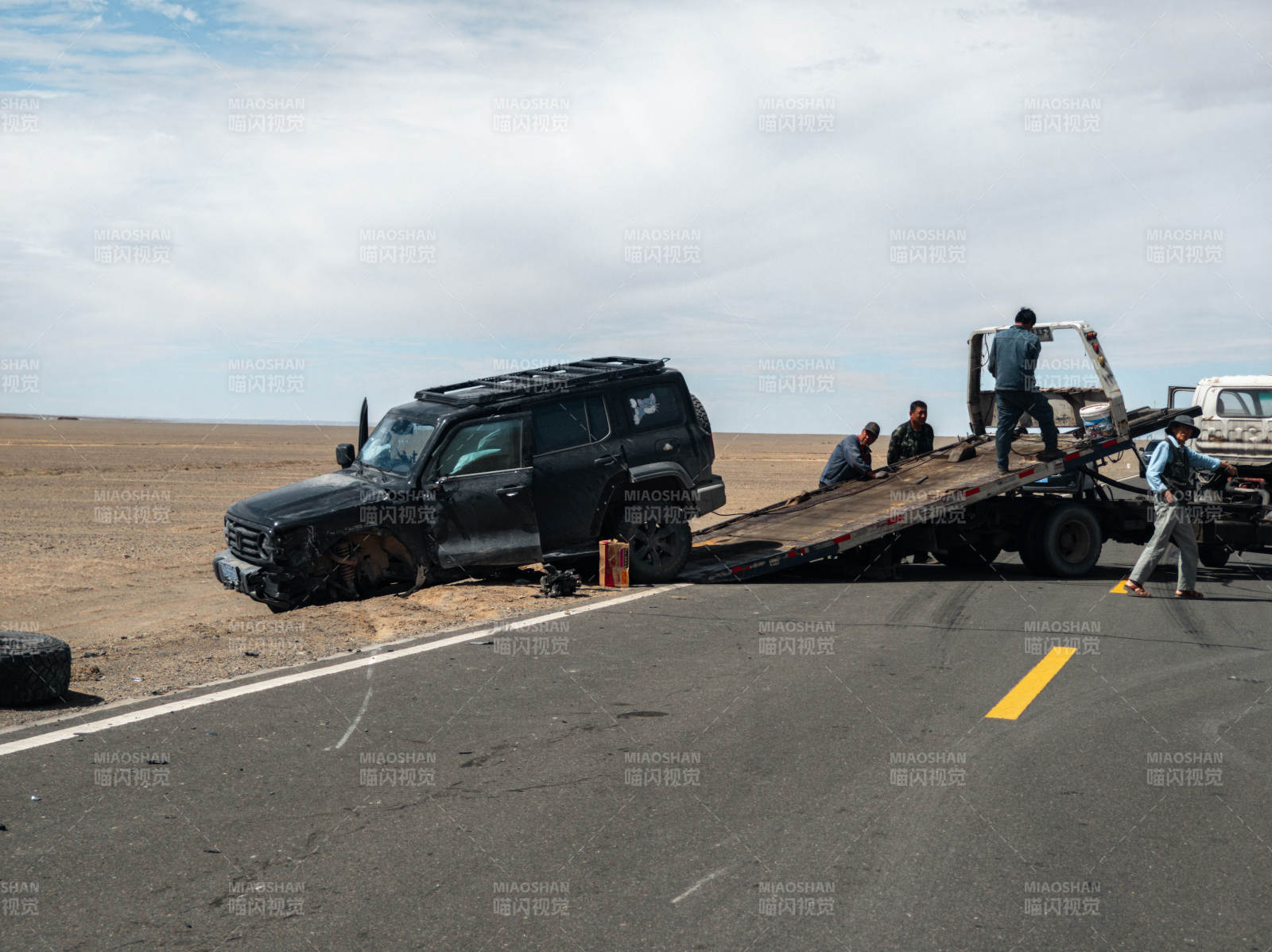 越野车拖车救援现场