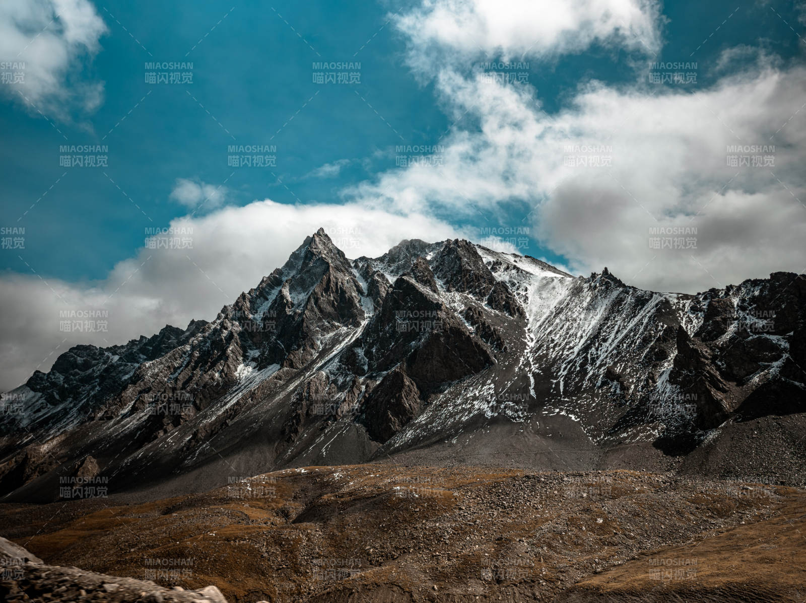 雪山巍峨云绕峰